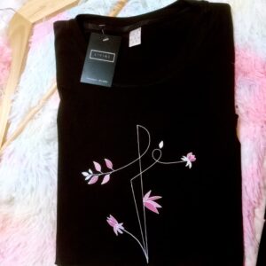 Blusa negra logo flores lineas