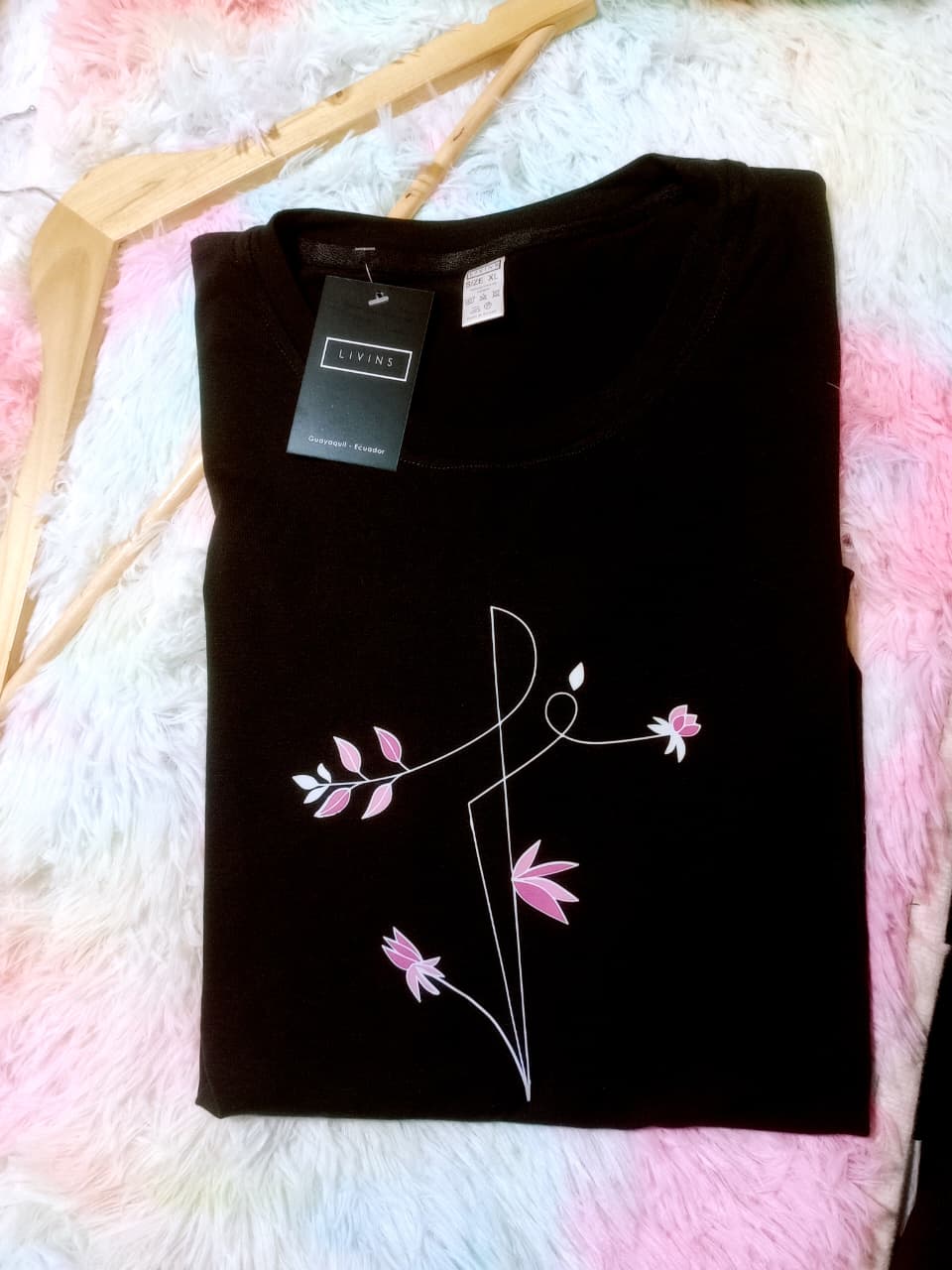 Blusa negra logo flores lineas