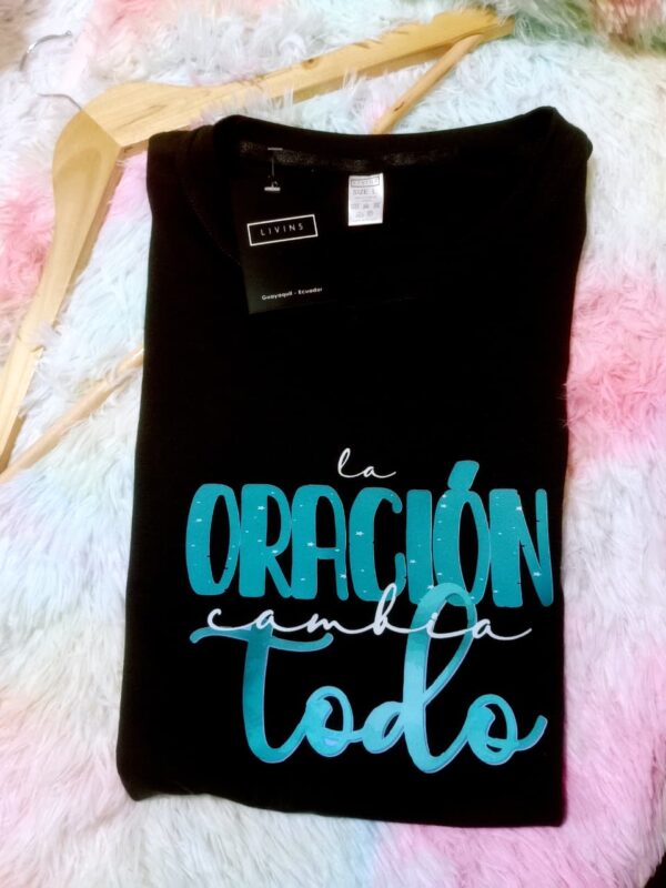 Blusa negra logo la oracion
