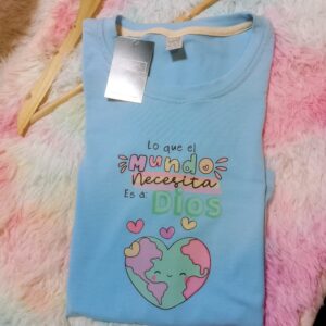 Blusa celeste logo lo que el mundo necesita