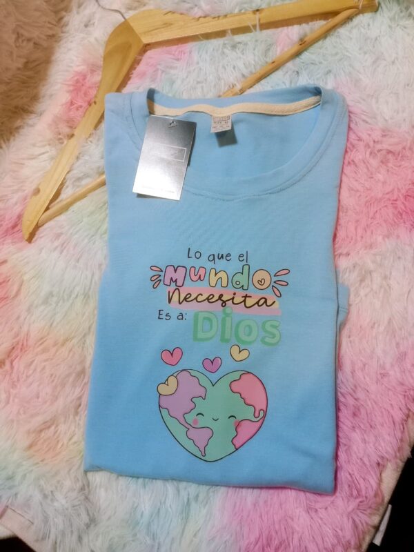 Blusa celeste logo lo que el mundo necesita