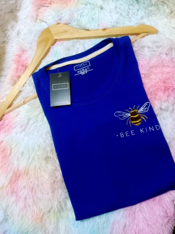 Blusa azul logo abeja bee kind