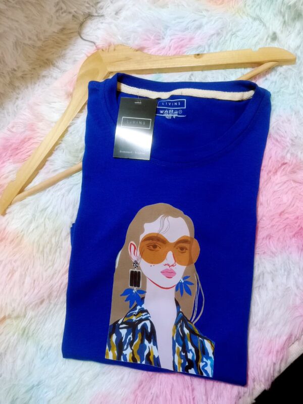 Blusa azul logo mujer lentes