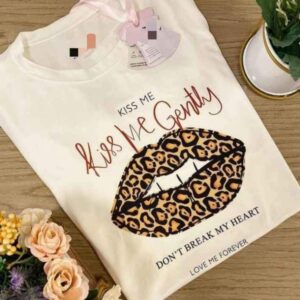 Blusa-beige-logo-labios