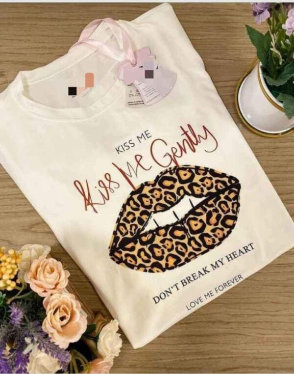 Blusa-beige-logo-labios