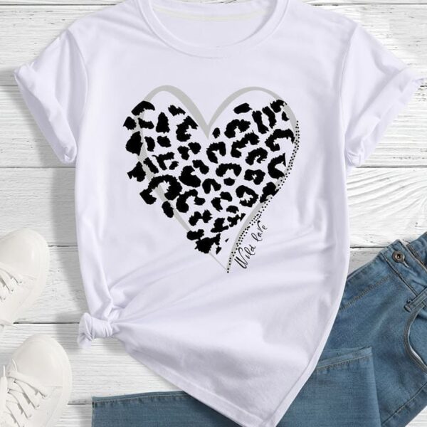 Blusa-blanca-logo-corazon-textura-manchas