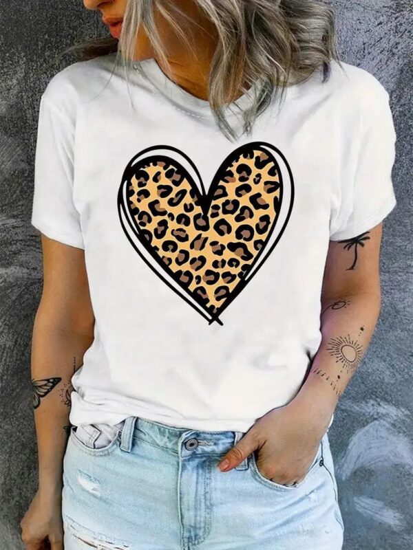 Blusa-blanca-logo-corazon-textura-pantera