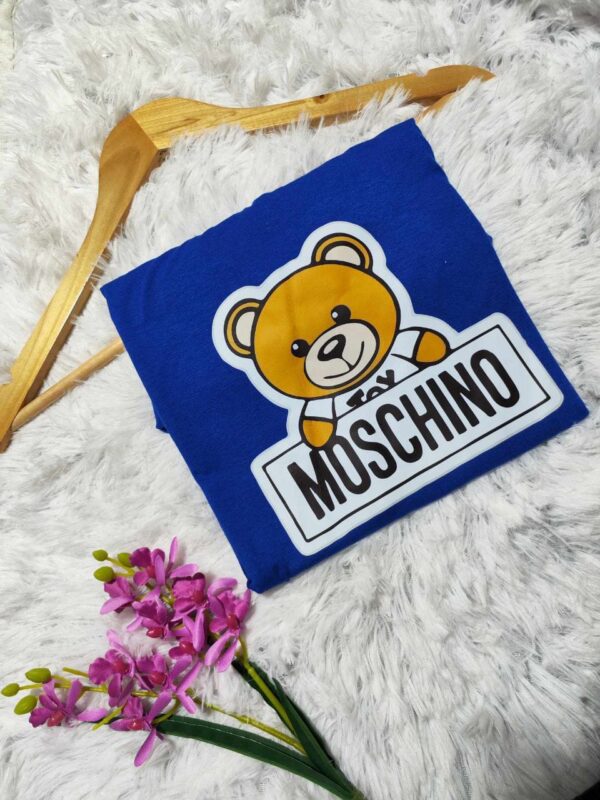 Blusa-celeste-logo-moschino