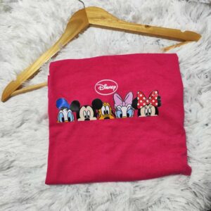 Blusa-fucsia-logo-personajes