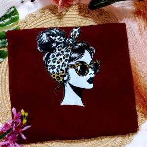 Blusa-roja-oscuro-logo-chica-gafas