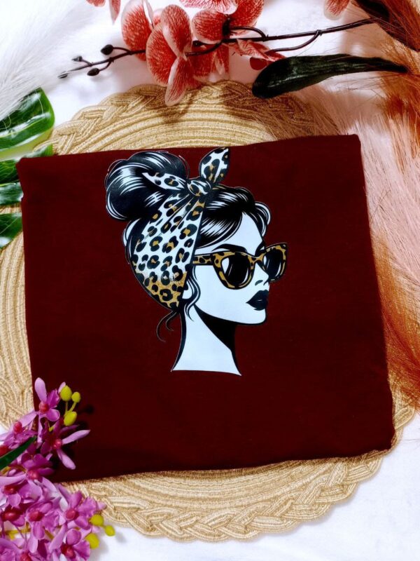 Blusa-roja-oscuro-logo-chica-gafas