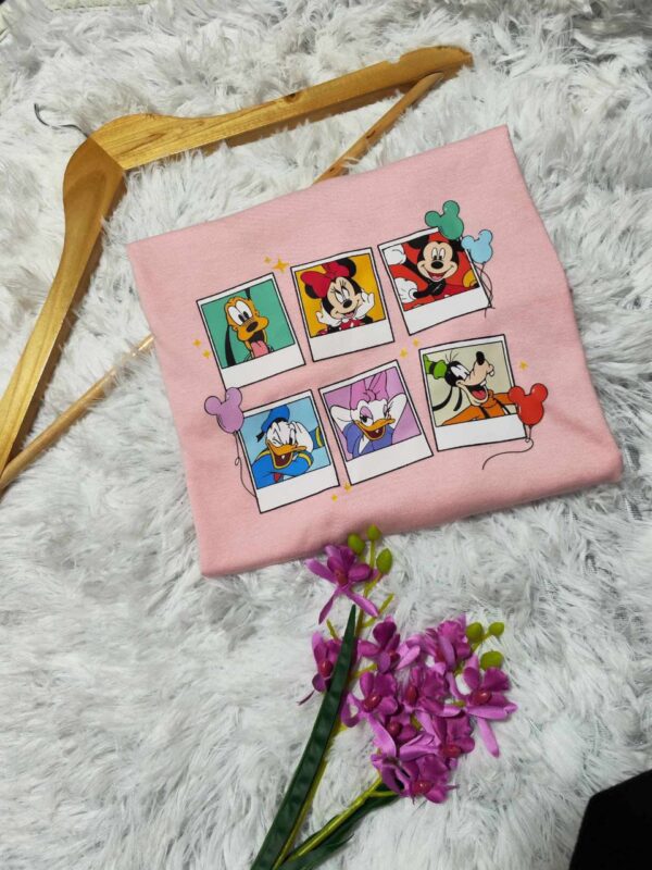 Blusa-rosada-logo-personajes-mosaico.