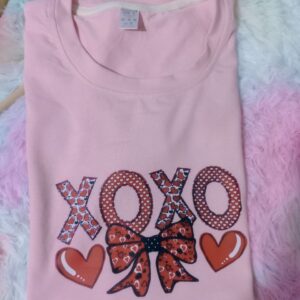 Blusa-rosada-logo-xoxo.