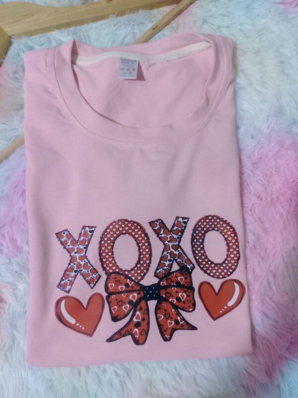 Blusa-rosada-logo-xoxo.