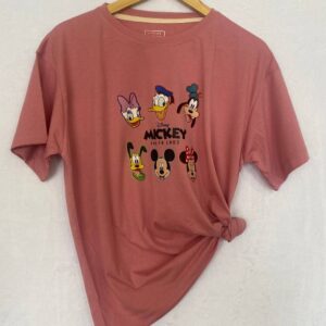 Blusa-marron-rojizo-logo-personajes